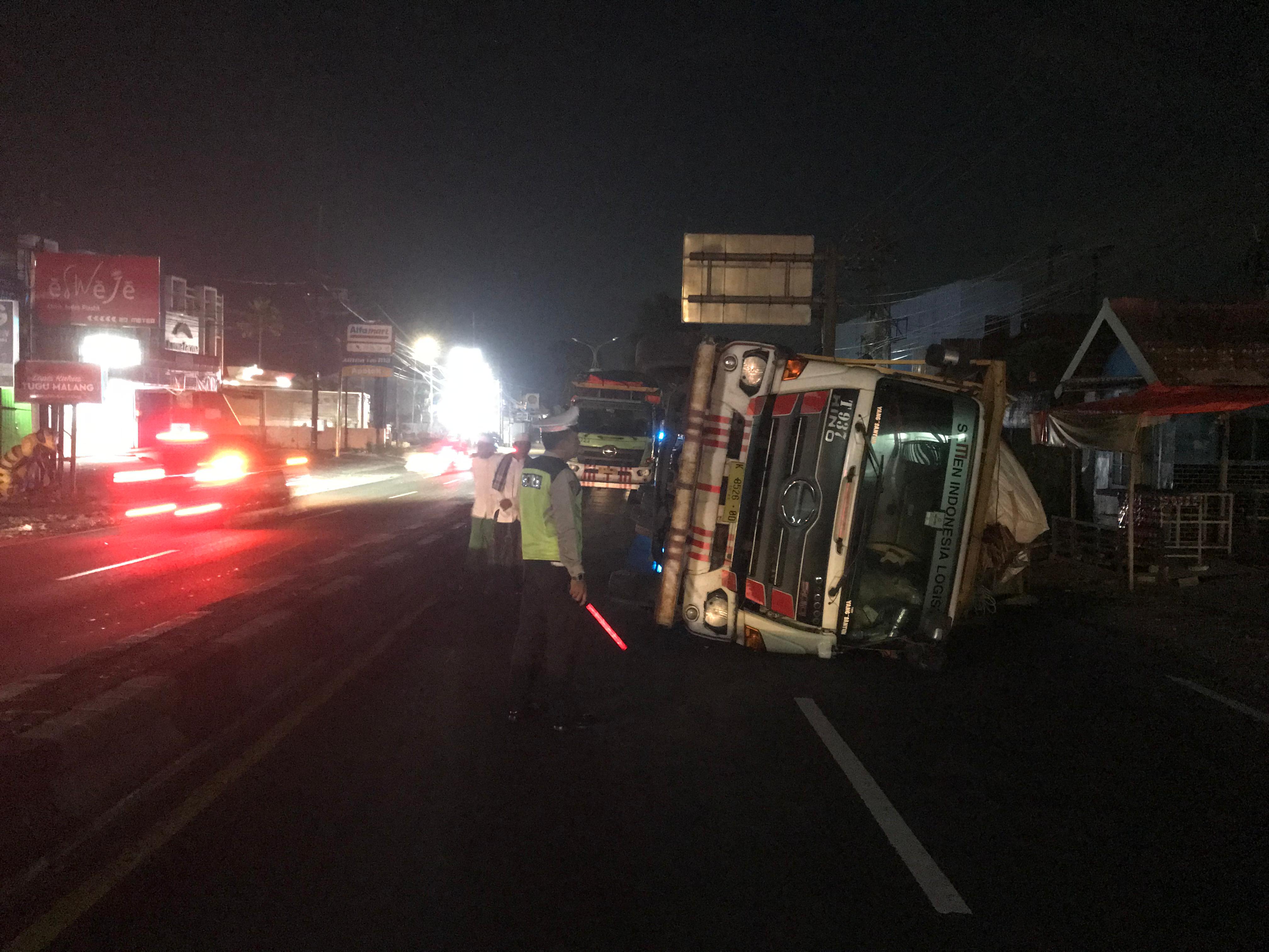 Truk terguling di Lawang Malang, Rabu (5/6) pukul 03.00 WIB