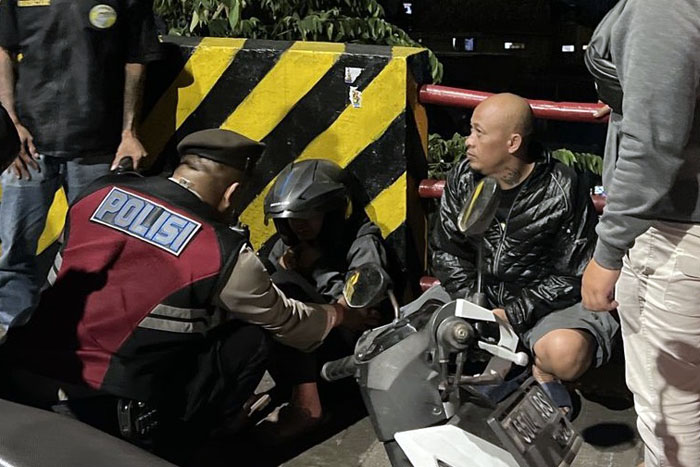 SEMPAT MONDAR-MANDIR: Petugas dibantu warga membujuk EP, 33, perempuan yang diduga hendak bunuh diri di Jembatan Brantas.