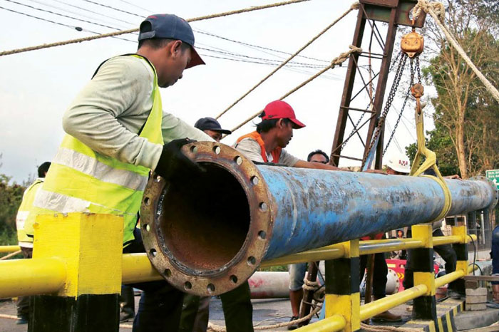 PROSES PENYESUAIAN: Pipa PDAM di Jembatan Kali Paron, Kecamatan Bumiaji, Kota Batu mulai dibenahi kemarin (4/6). Hari ini, proses pembenahan ditarget rampung.