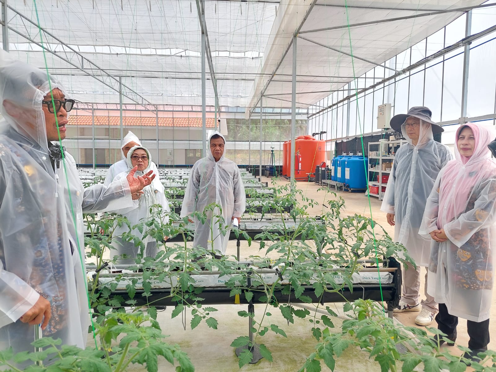 DARURAT PANGAN: Kepala Badan Penyuluhan dan Pengembangan SDM Pertanian (BPPSDMP) Dedi Nursyamsi (kiiri) saat di acara Pelatihan Sejuta Petani dan Penyuluh (PSPP) Volume 10 Tahun 2024, di BBBP Ketindan