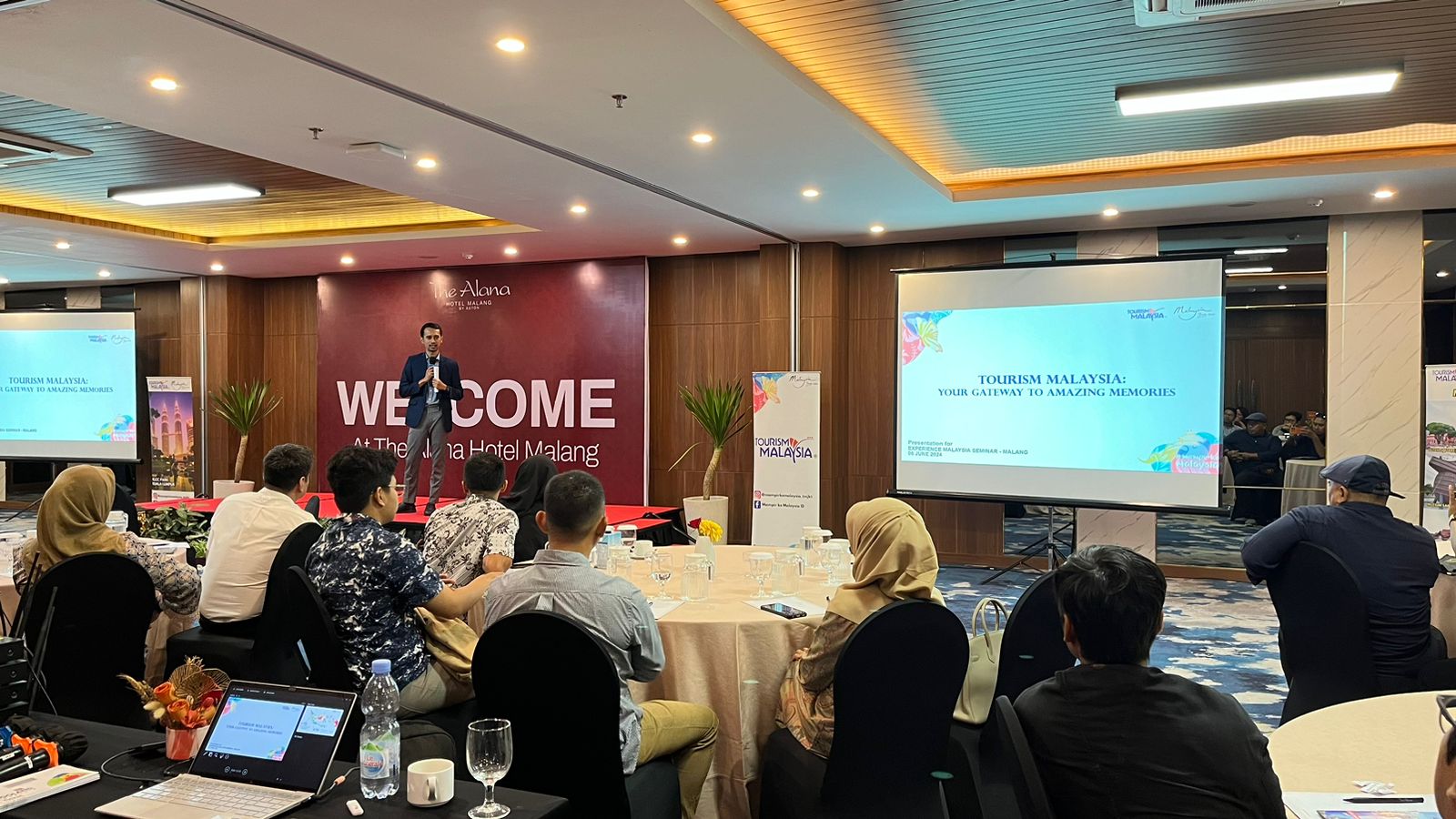 WISATA NEGERI JIRAN: Niko Johan Tanosa dari Tourism Malaysia sedang mempresentasikan sejumlah destinasi wisata di Malaysia di acara Experience Malaysia Seminar 2024, di The Alana Hotel Malang, (6/6)