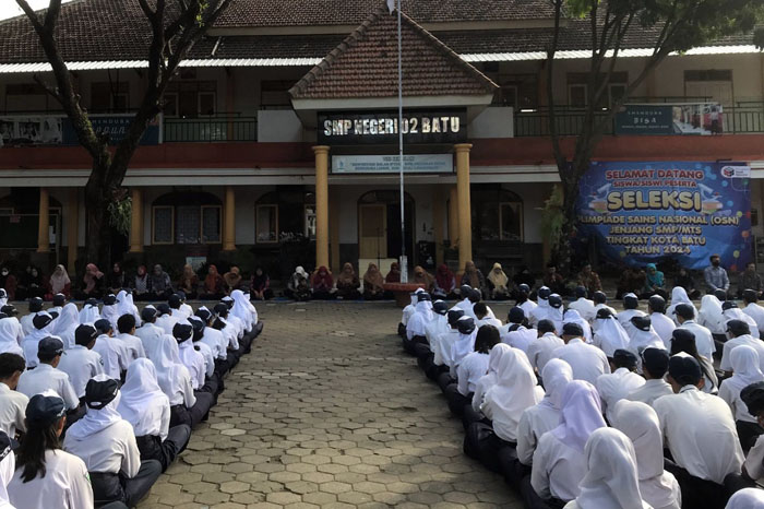 Suasana duka siswa SMPN 2 Kota Batu setelah meninggalnya RWK