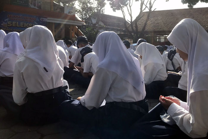 Doa bersama siswa SMPN 2 Kota Batu untuk kawannya RWK yang meninggal dikeroyok