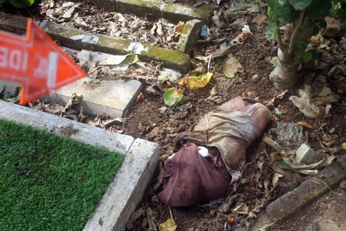 LAKI-LAKI: Polisi langsung melakukan proses identifikasi di tempat penemuan jenazah bayi di Makam Tunjungsekar, kemarin.