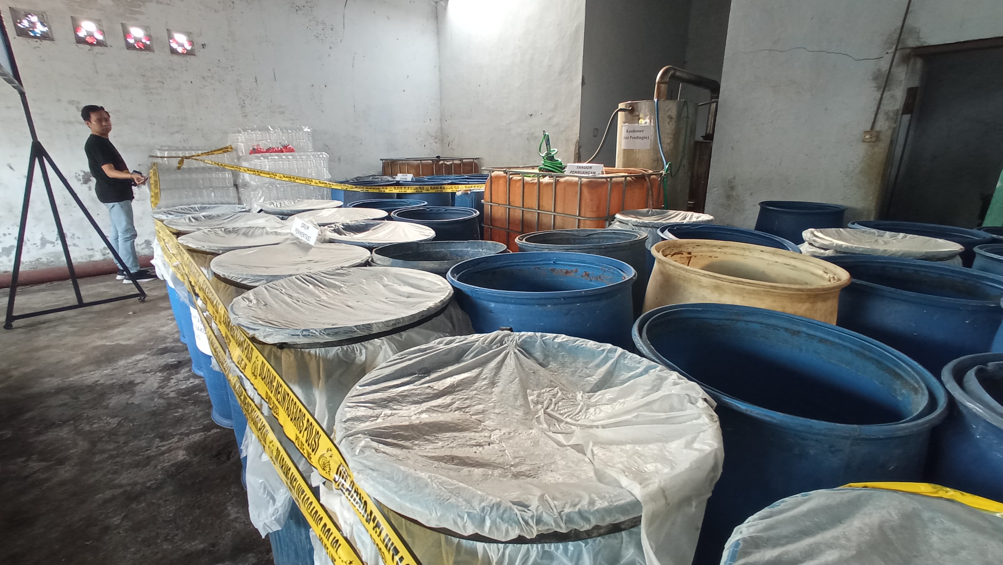 MINUMAN KERAS: Belasan drum berisi trobas diamankan dari salah satu rumah di Dusun Genitri, Desa Kedungrejo, Kecamatan Pakis, Kabupaten Malang.