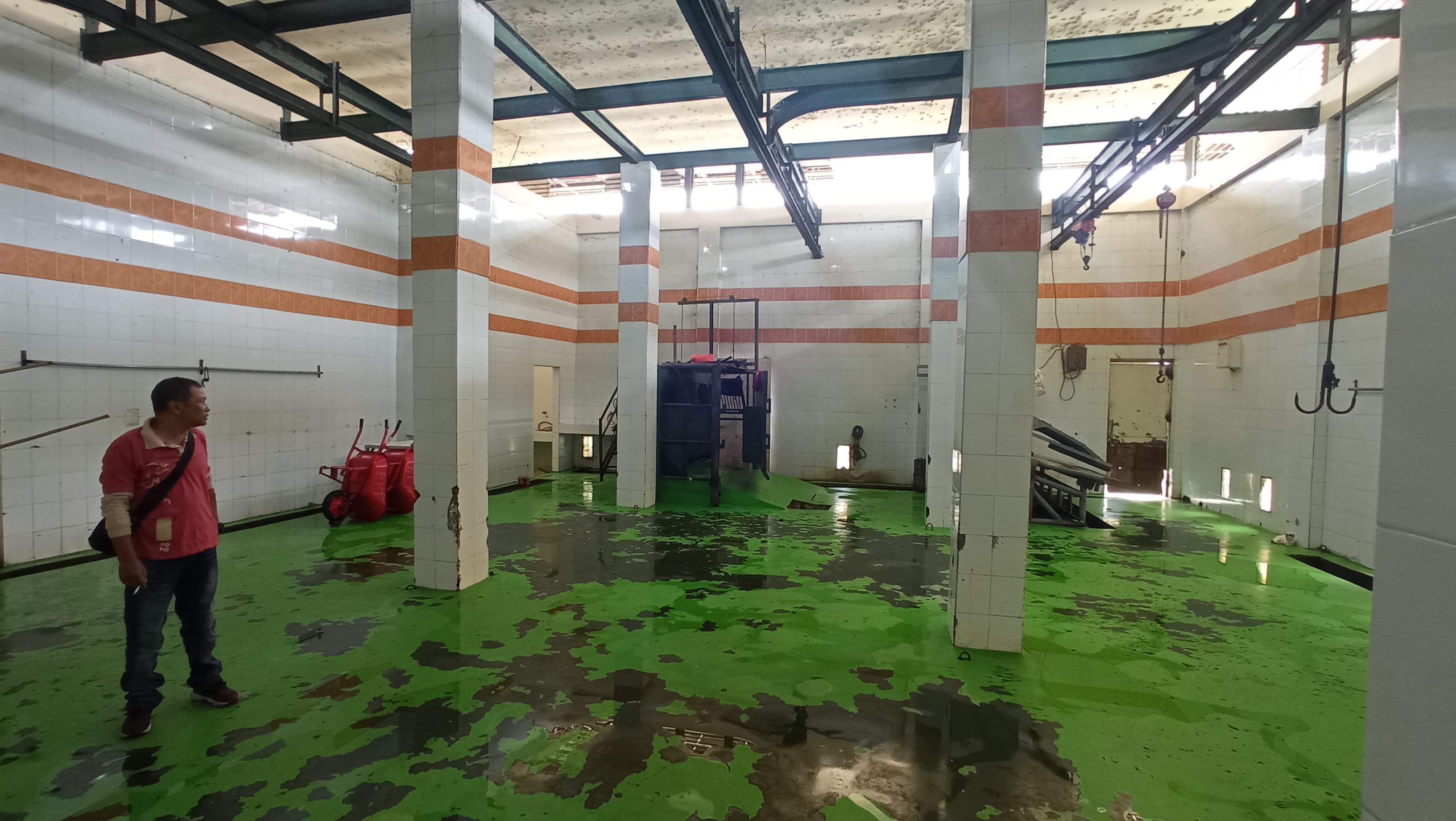 JELANG IDUL ADHA: Salah satu tukang sembelih atau jagal siaga di Rumah Potong Hewan (RPH) Kepanjen kemarin. Mereka akan diterjunkan untuk menyembelih sapi saat Hari Raya Idul Adha.