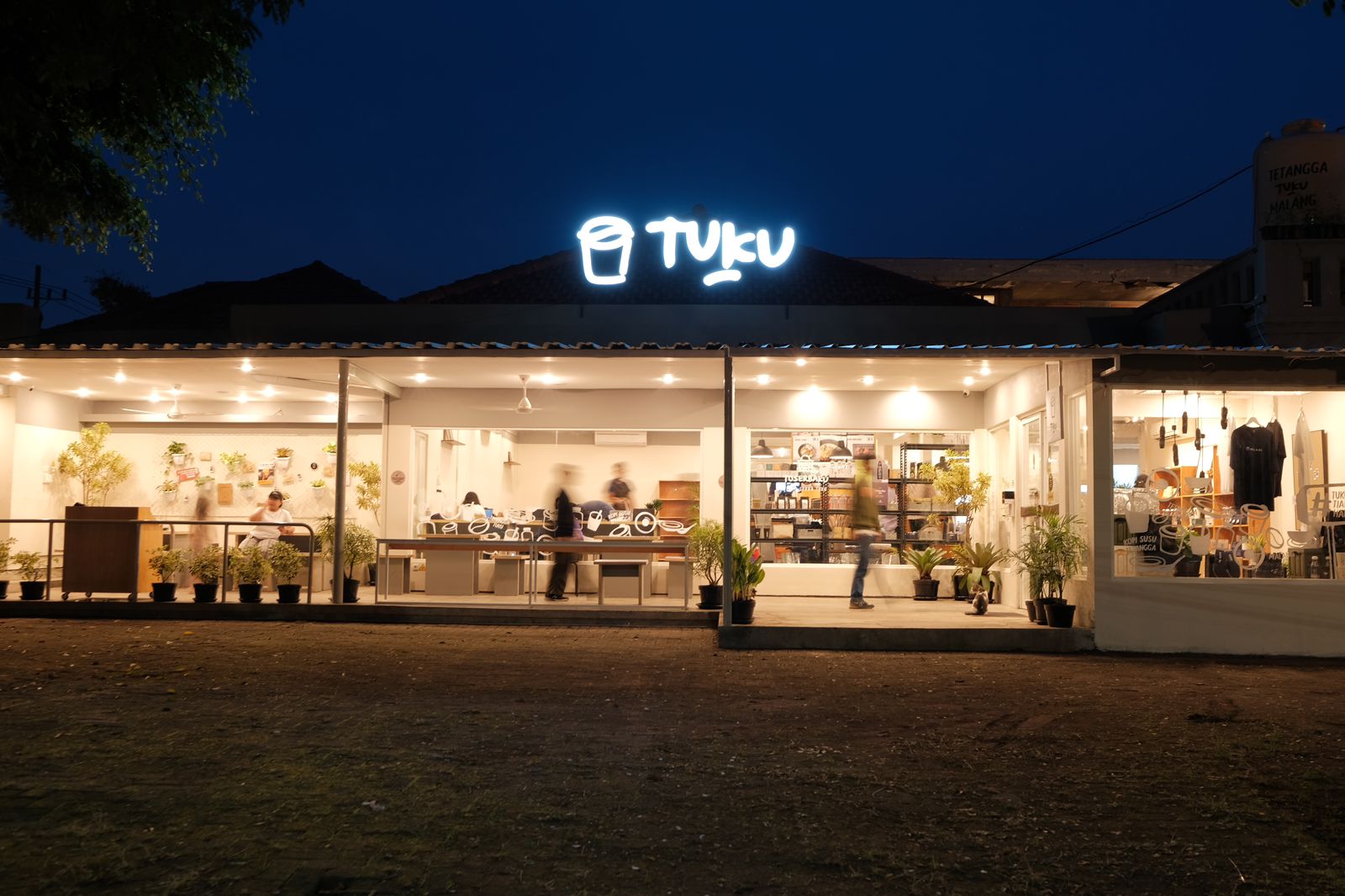 Salah satu gerai Kopi Tuku
