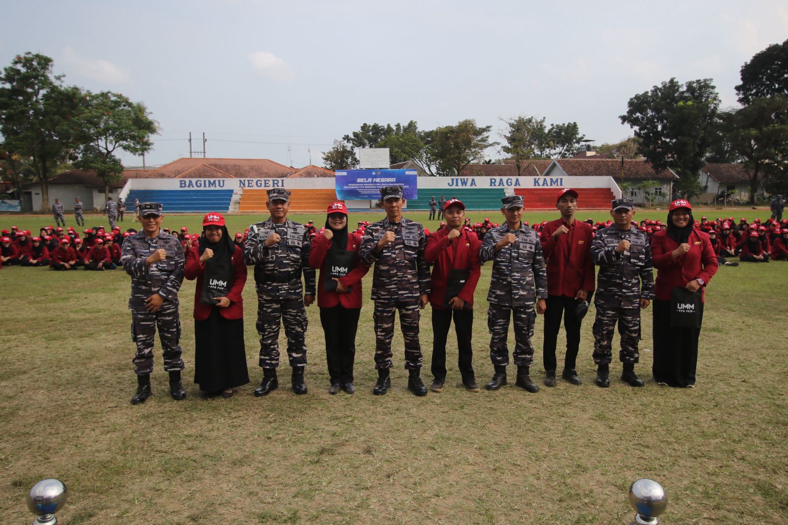 Simbolis: Perwakilan mahasiswa PPG FKIP UMM foto bersama dengan personel Lanal Malang.