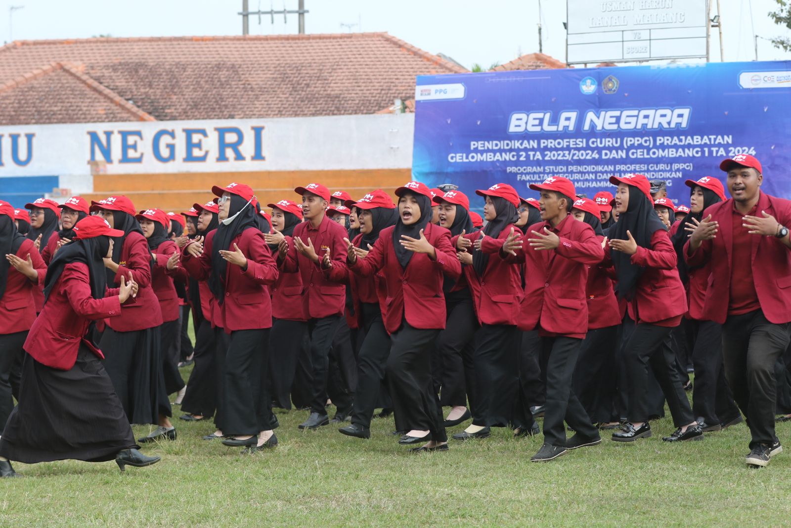 KOMPAK: Para mahasiswa PPG FKIP UMM serentak melakukan yel-yel di lapangan Lanal Malang.