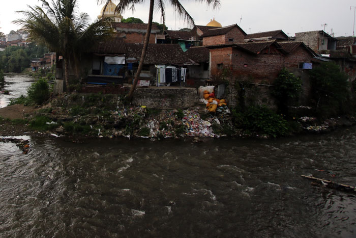 TARGET PENGENTASAN: Kawasan tepi sungai di Kota Malang masih kerap menampakkan pemandangan kumuh, baik dari sisi sampah maupun kualitas hunian.