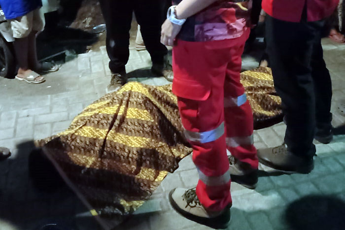 SERANGAN JANTUNG: Relawan dan petugas medis bersiap mengevakuasi jenazah Sugiyanto di Jalan KH Malik Dalam, Kelurahan Buring, Kecamatan Kedungkandang, Rabu malam (5/6).