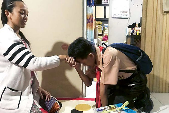 RF pamit berangkat sekolah kepada ibunya kemarin (6/6). Dia hendak mengembalikan buku-buku paket yang dipinjamkan pihak sekolah sebelum menjalani ujian