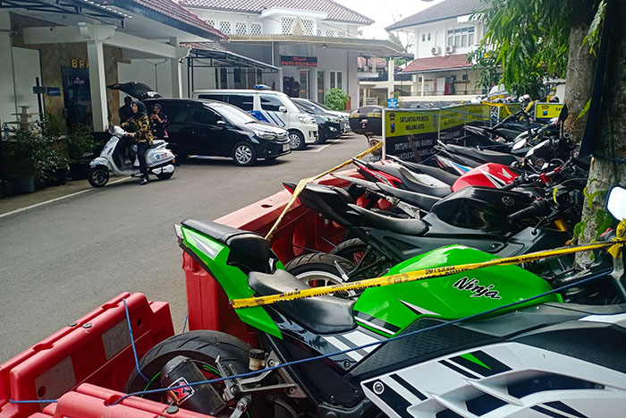 TERJARING RAZIA: Deretan kendaraan dengan knalpot brong diamankan di Mapolresta Malang Kota kemarin.