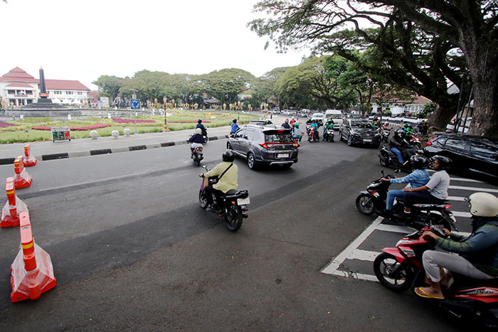 REKAYASA LALIN: Sebagian ruas di Jalan Tugu sudah ditutup menggunakan water barrier kemarin (7/6). Jalan yang sebelumnya berlaku satu arah, kemarin jadi dua arah.