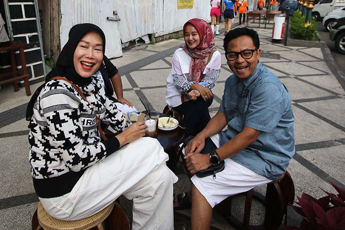 WAIT AND SEE: Mantan Wali Kota Malang Sutiaji (kanan) bersantai di koridor Kajoetangan Heritage bersama istri, beberapa waktu lalu.