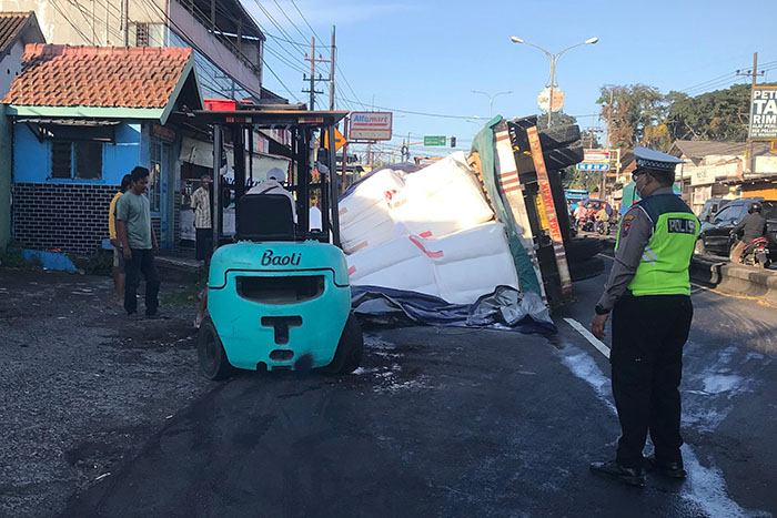 Aparat kepolisian mengatur arus lalu lintas di lokasi tergulingnya truk, Jalan Dr Cipto, Kecamatan Lawang Malang, Rabu lalu (5/6)