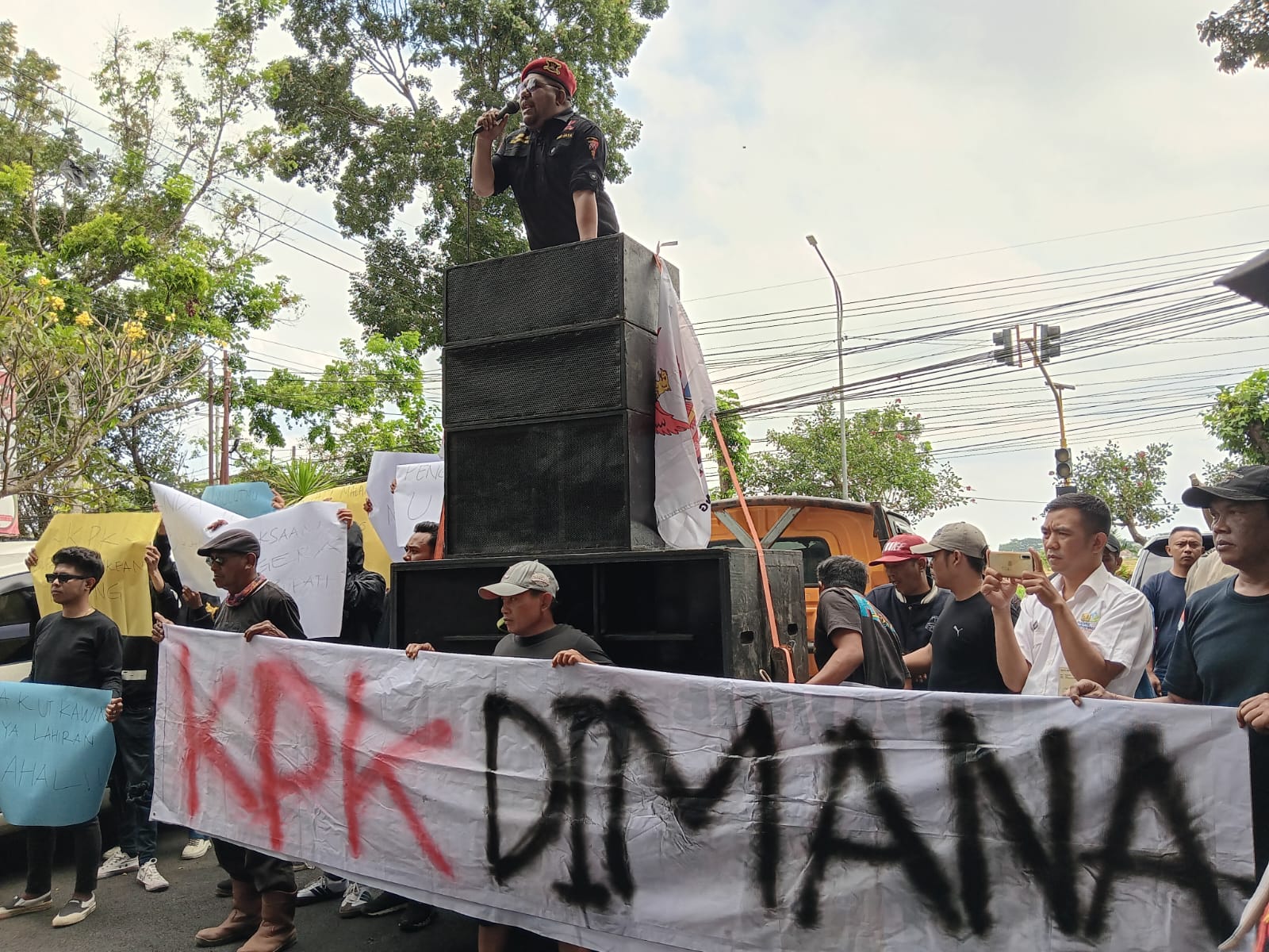 AKSI UNJUKRASA: Peserta aksi membentangkan spanduk berisi tuntutan di halaman kantor bupati Malang, Kepanjen, kemarin (10/6).