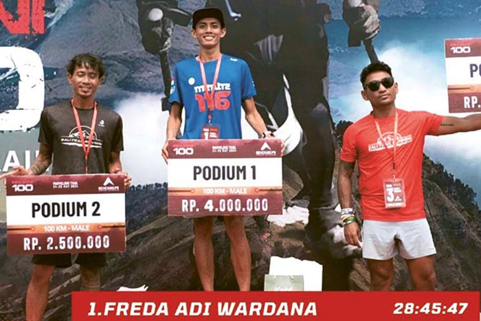 UNGGULI 95 PESERTA: Freda Adi Wardana (tengah) didapuk menjadi juara pertama dalam event Rinjani 100, 26 Mei lalu.