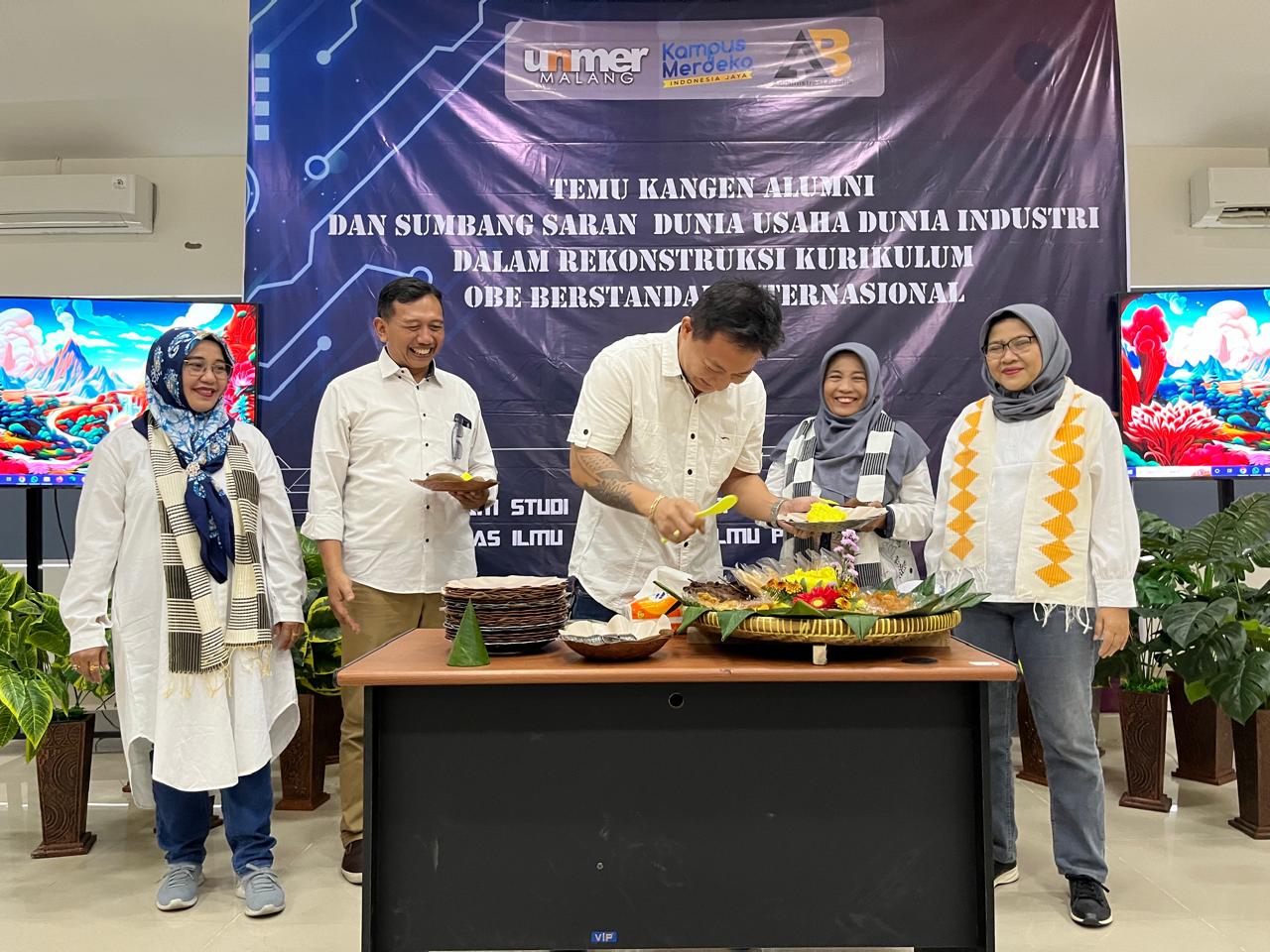 BERSATU: Pemotongan tumpeng dalam rangka temu alumni Administrasi Bisnis Unmer Malang