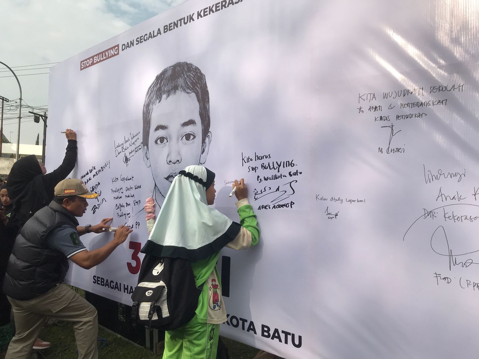 Siswa dan sejumlah warga menandatangani deklarasi anti perundungan untuk mengenang RWK siswa SMPN 2 Kota Batu yang meninggal karena dikeroyok