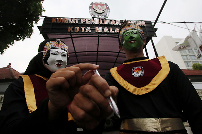 LOKAL PRIDE: Dua maskot Pilkada Kota Malang bernama Sam Suma dan Mbak Sawa diperankan oleh Afrid Sidharta dan Naflah Rizky, kemarin.