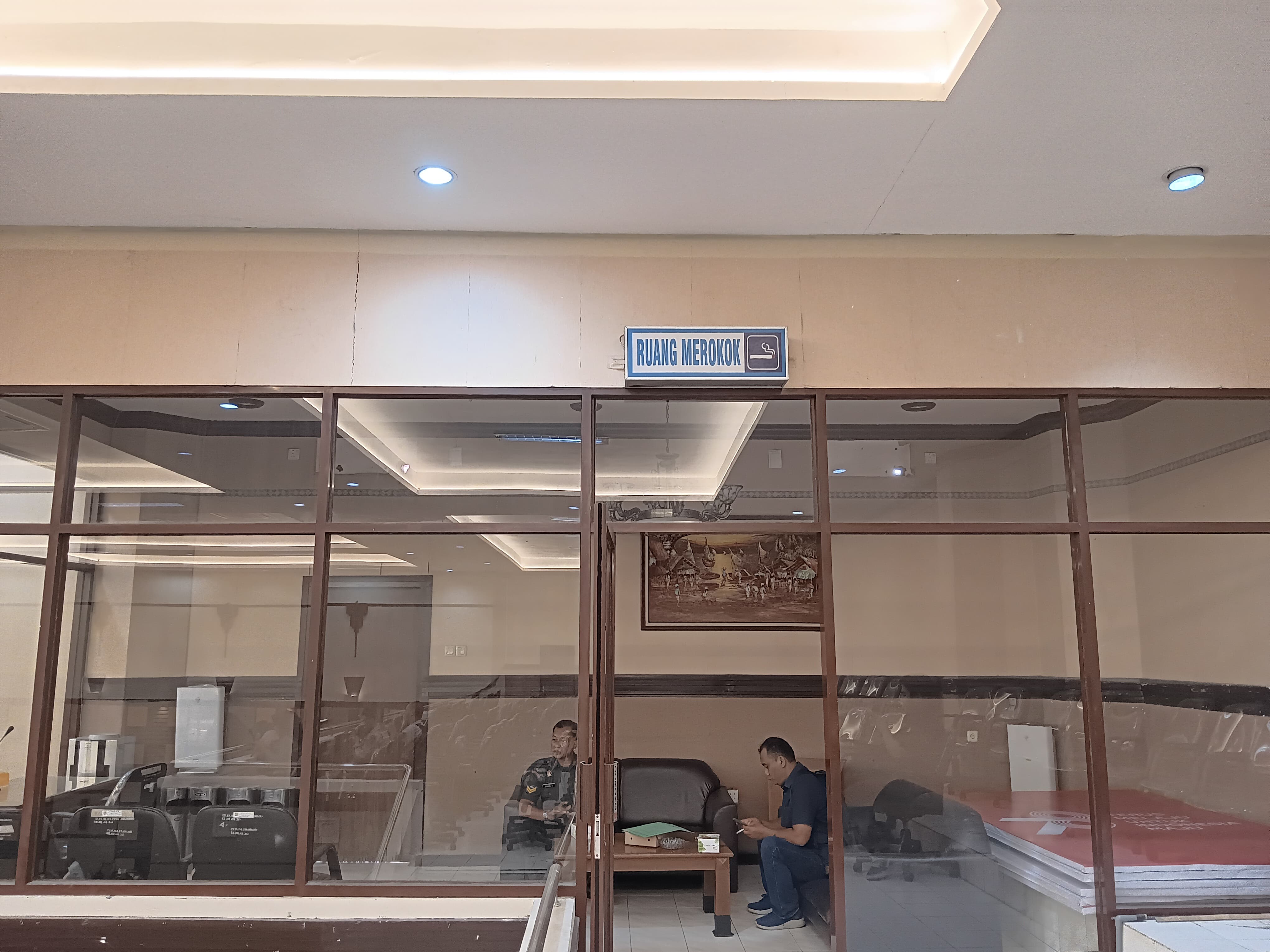 FASILITAS: Gedung DPRD Kabupaten Malang sudah menyiapkan ruang khusus untuk perokok kemarin (11/6). Mereka dilarang merokok di sembarang tempat.