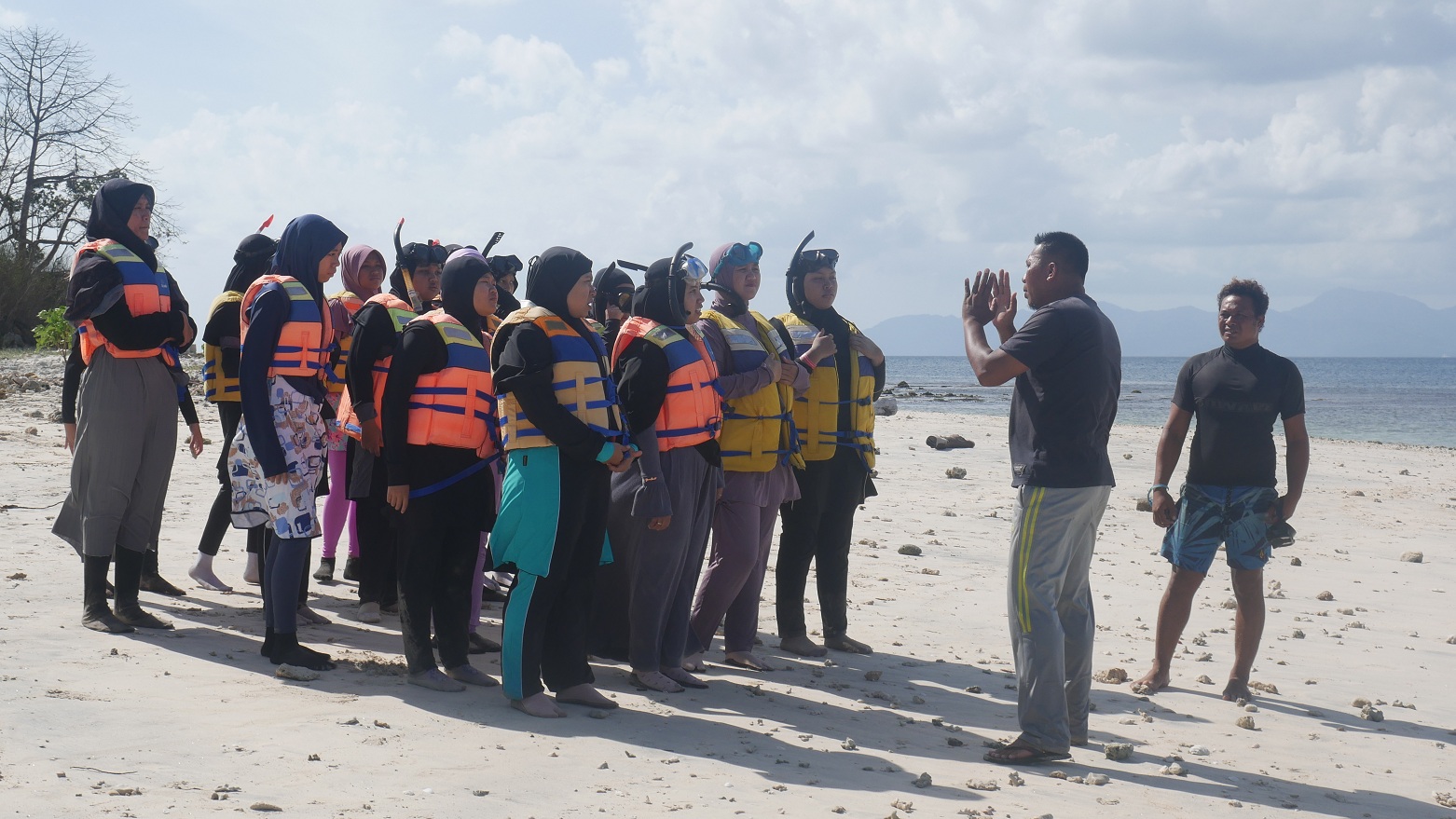DIBERI ARAHAN: Siswa SMPIT Insan Permata mendengar penjelasan pemandu snorkeling sebelum menyelam.