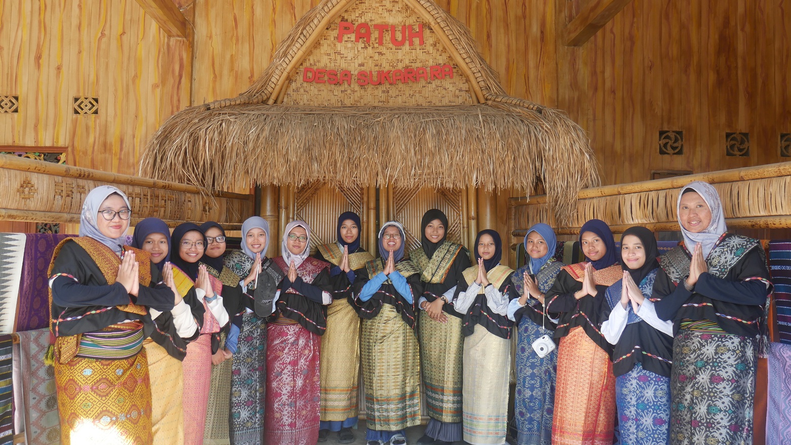 CINTA BUDAYA: Siswa SMPIT Insan Permata foto bersama dengan memakai pakaian adat Lombok.