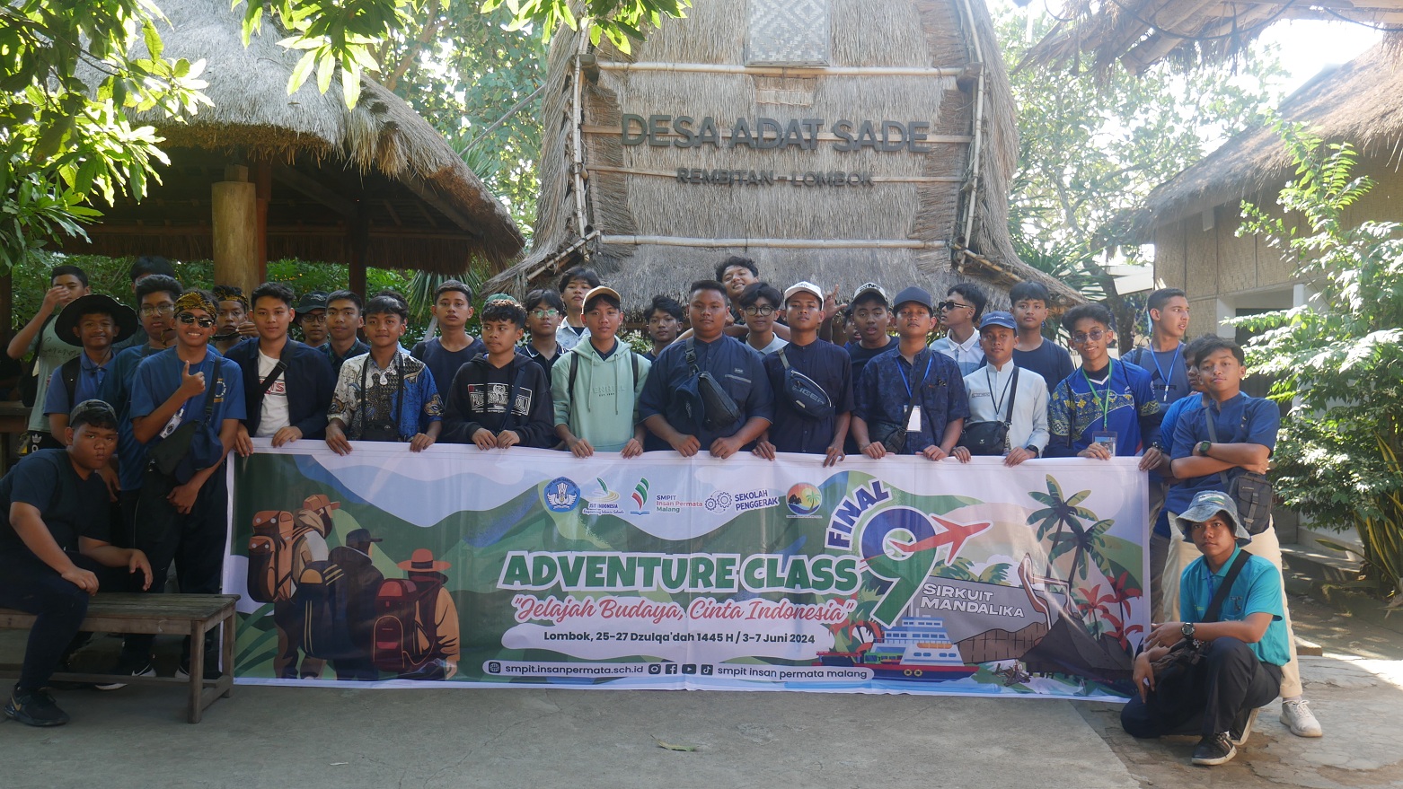 ADVENTURE CLASS: Guru dan siswa kelas 9 SMPIT Insan Permata foto bersama di Desa Sade, Lombok, Nusa Tenggara Barat (NTB).