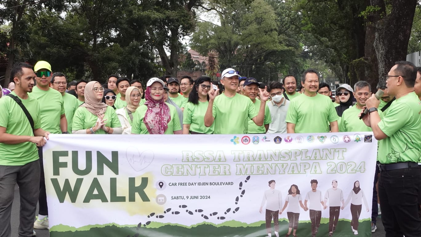 Tim RSSA Transplant Center foto bersama sebelum pemberangkatan fun walk di area CFD pada Minggu (9/6).