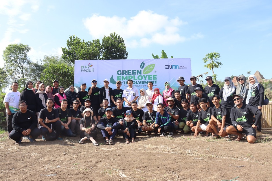 PEDULI LINGKUNGAN: Pegawai PT PLN (Persero) UIP JBTB dan warga Temas foto bersama di dekat Sungai Gedang Klutuk dalam rangka Employee Green Involvement Tahun 2024.