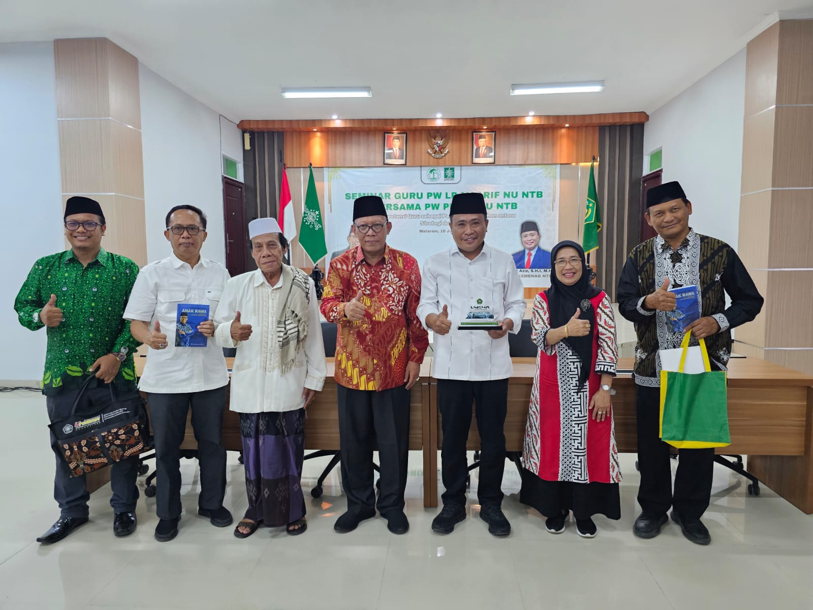 MAJUKAN PENDIDIKAN: Rektor Unisma Prof Dr H Maskuri MSi (tengah) foto bersama Pengurus LP Ma