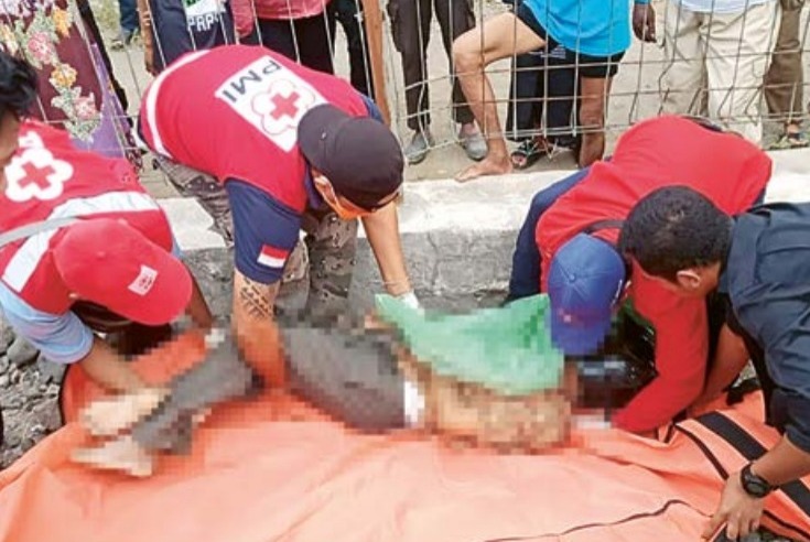 MENINGGAL DI TEMPAT: Personel PMI Kabupaten Malang mengevakuasi jenazah Ali Mas&rsquo;ud, 60, warga Desa Kebonagung, Pakisaji, kemarin siang.