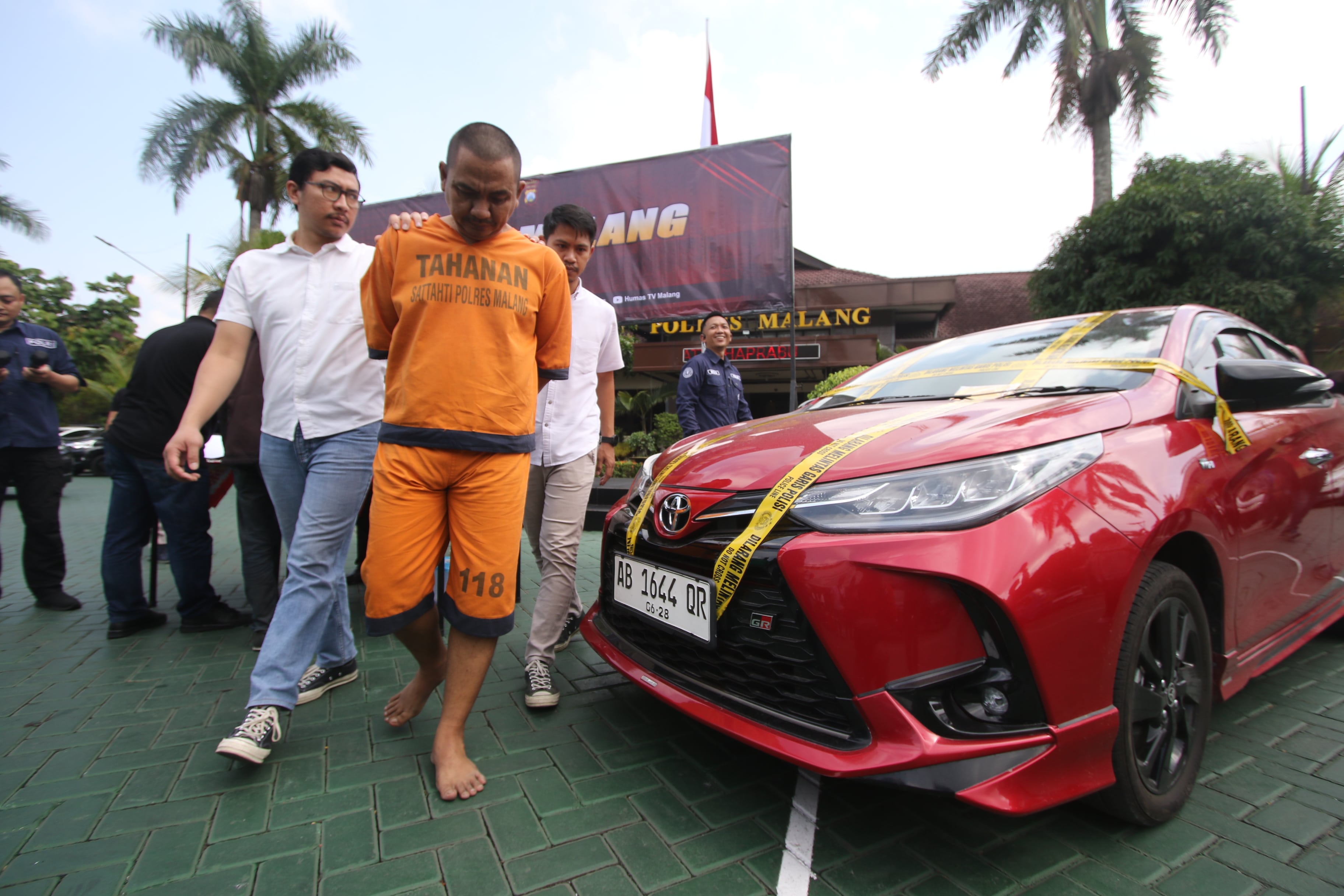 LANGSUNG DIRINGKUS: Pelaku diamankan bersama barang bukti hasil pencurian, Toyota Yaris berwarna merah. Kemarin (11/6) pelaku dihadapkan ke awak media.