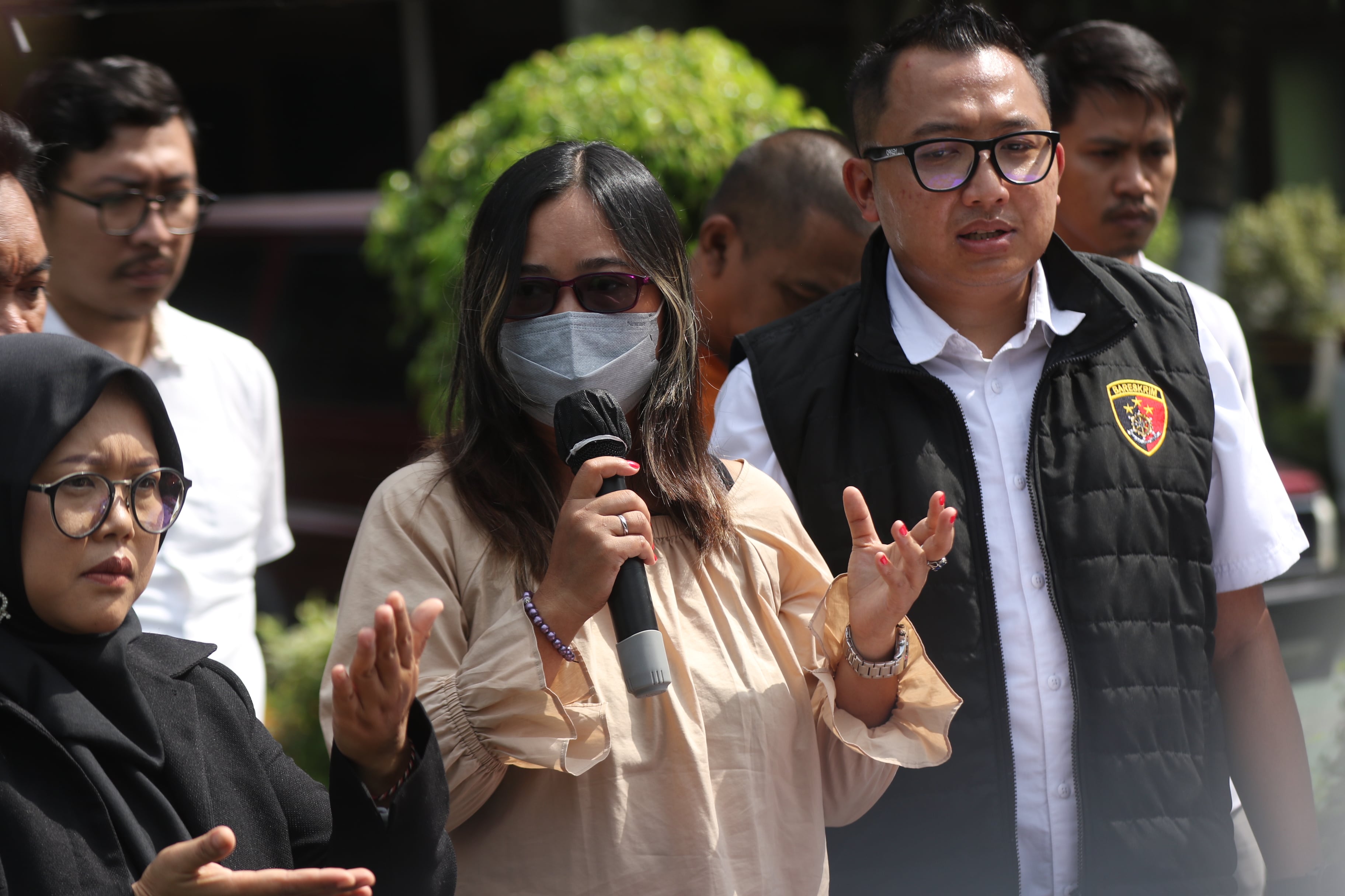 BISNIS PROPERTI: Korban berinisial IS asal Kebonsari, Kota Malang memberikan keterangan di Mapolres Malang.