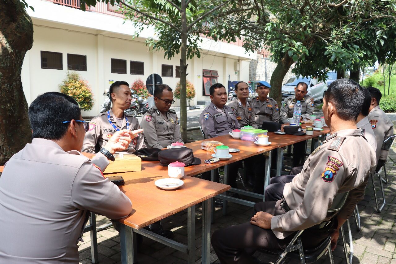 KUATKAN MENTAL: Polres Batu punya Forum Wani Ngopi yang isinya diskusi untuk membantu memecahkan persoalan para anggotanya.
