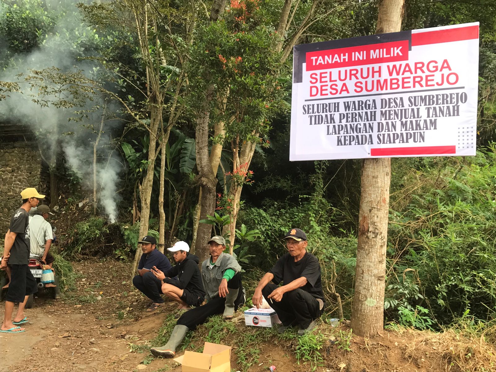 TOLAK EKSEKUSI: Warga Desa Sumberejo memasang tulisan penolakan ekseksi lahan.