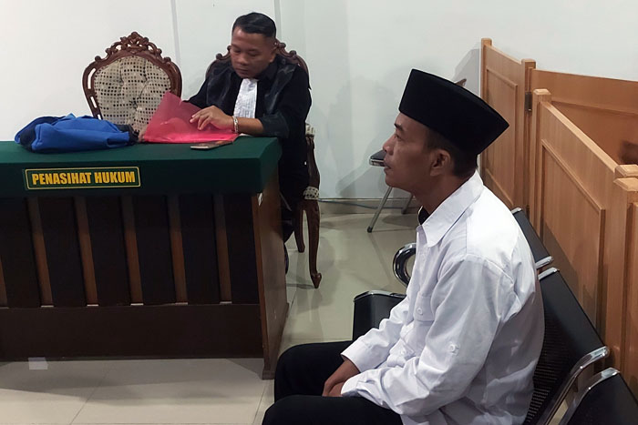 Terdakwa Henry Mulya Baharudin Tanjung mendengarkan putusan 2 tahun 3 bulan yang dibacakan majelis hakim PN Kepanjen terkait penipuan rekrutmen CPNS