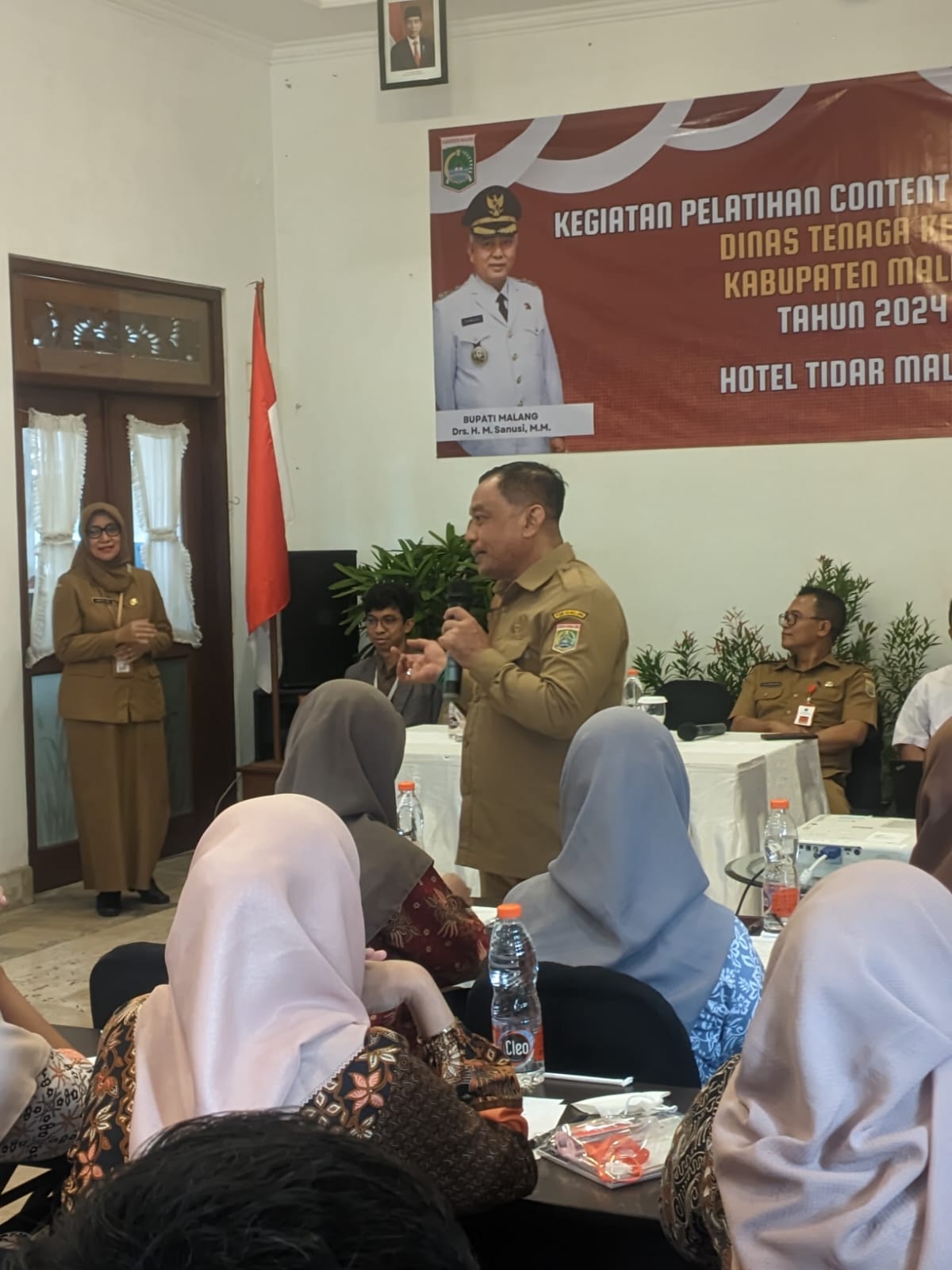 GENJOT KUALITAS: Kepala Disnaker Kabupaten Malang Yoyok Wardoyo memberikan materi kepada peserta pelatihan di Hotel Tidar kemarin.