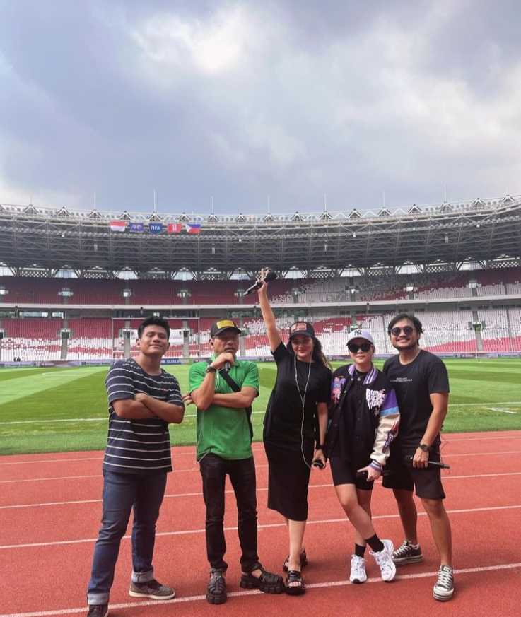 Anag dan Ashanty foto bersama di Stadion GBK sebelum pertandingan Timnas Indonesia melawan Filipina. (Instagram @ananghijau)