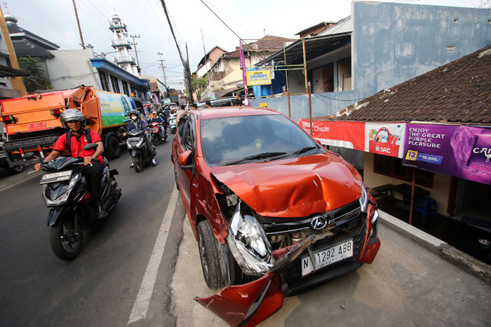 DIMEDIASI POLISI: Mobil Daihatsu Alya bernopol N 1292 ABB menjadi salah satu kendaraan yang terimbas kecelakaan beruntun di Jalan Klayatan Gang 3, Kecamatan Sukun, kemarin sore