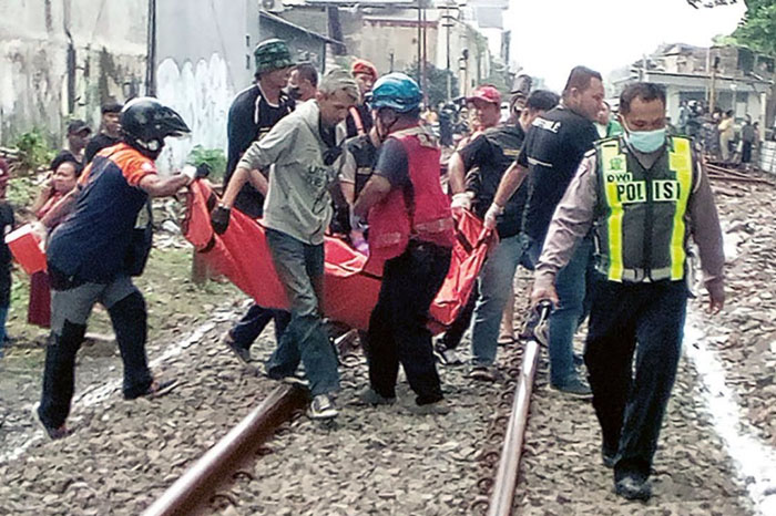 DALAMI MOTIFNYA: Jenazah HK, 68, warga Kelurahan Mergosono, Kecamatan Kedungkandang dievakuasi menuju RSSA Malang. Polisi menduga yang bersangkutan bunuh diri