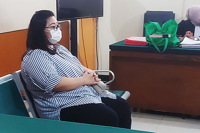 KESEMPATAN TERAKHIR: Gina Gratiana mengajukan nota pembelaan melalui kuasa hukumnya di Pengadilan Negeri Malang kemarin (12/6).