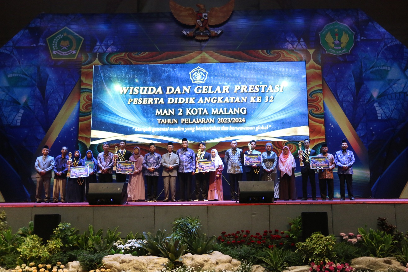 MEMBANGGAKAN: Wisudawan berprestasi MAN 2 Kota Malang foto bersama kepala sekolah dan guru pada acara wisuda kemarin (13/6).