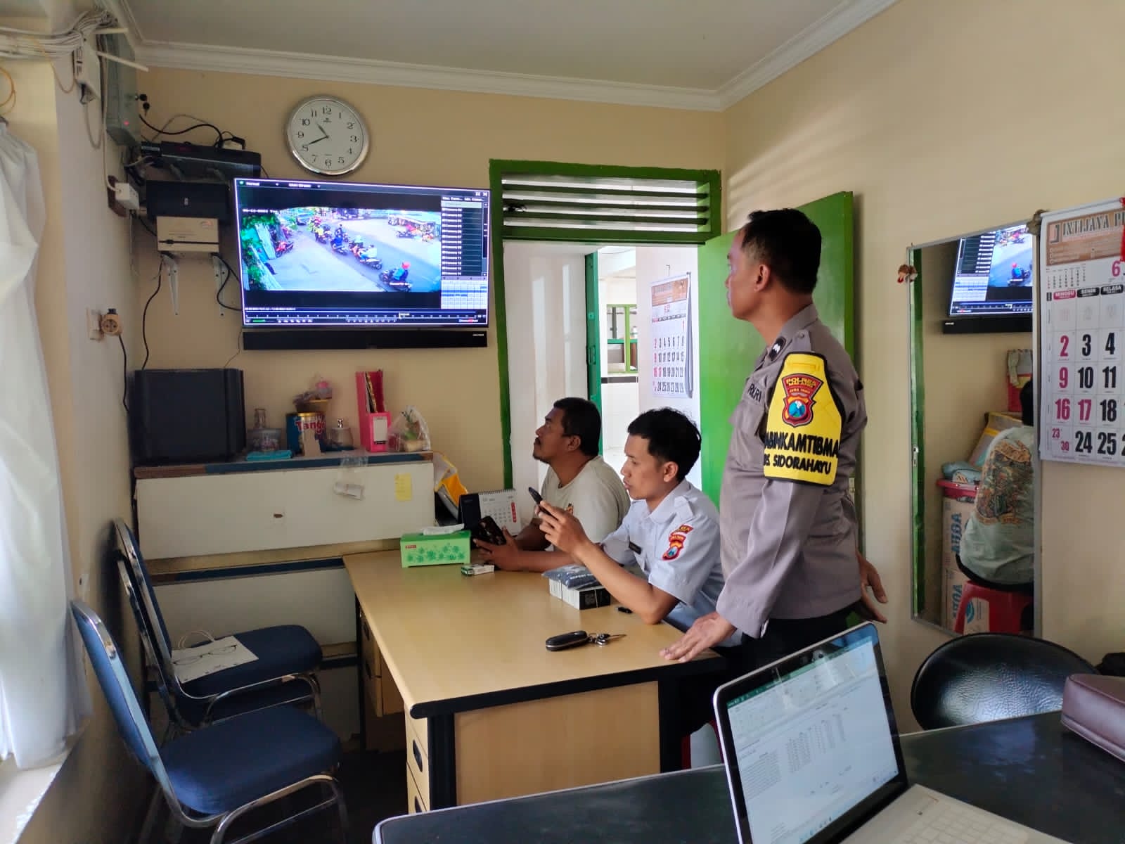 HARUS WASPADA: Aparat kepolisian memutar ulang rekaman CCTV untuk mengidentifikasi pelaku kemarin.