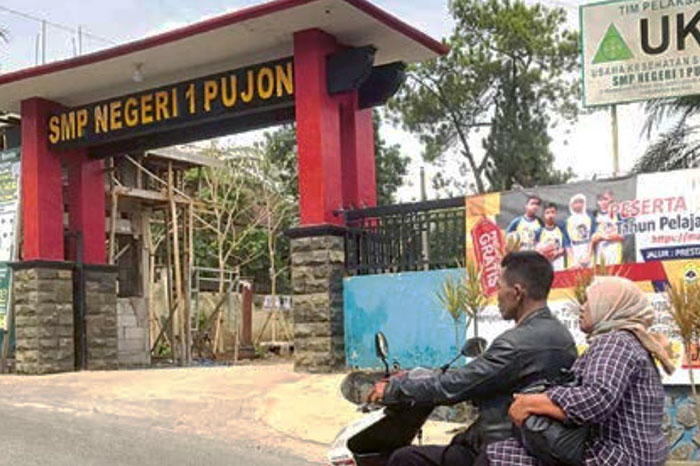 SMPN 1 Pujon tetap meluluskan satu siswanya yang menjadi tersangka pengeroyokan berujung kematian. Sedangkan SMPN 2 Batu mengeluarkan empat siswanya yang jadi tersangka.
