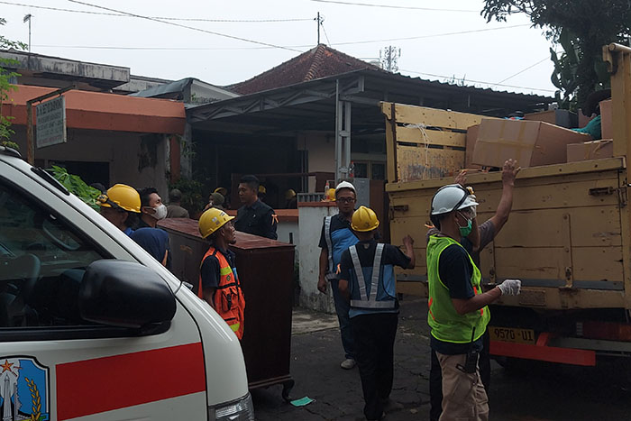 Petugas gabungan Satpol PP Provinsi Jatim dan Kota Malang mengosongkan dua rumah dinas RSSA di Jalan Mojokerto, Gading Kasri, Klojen Kota Malang