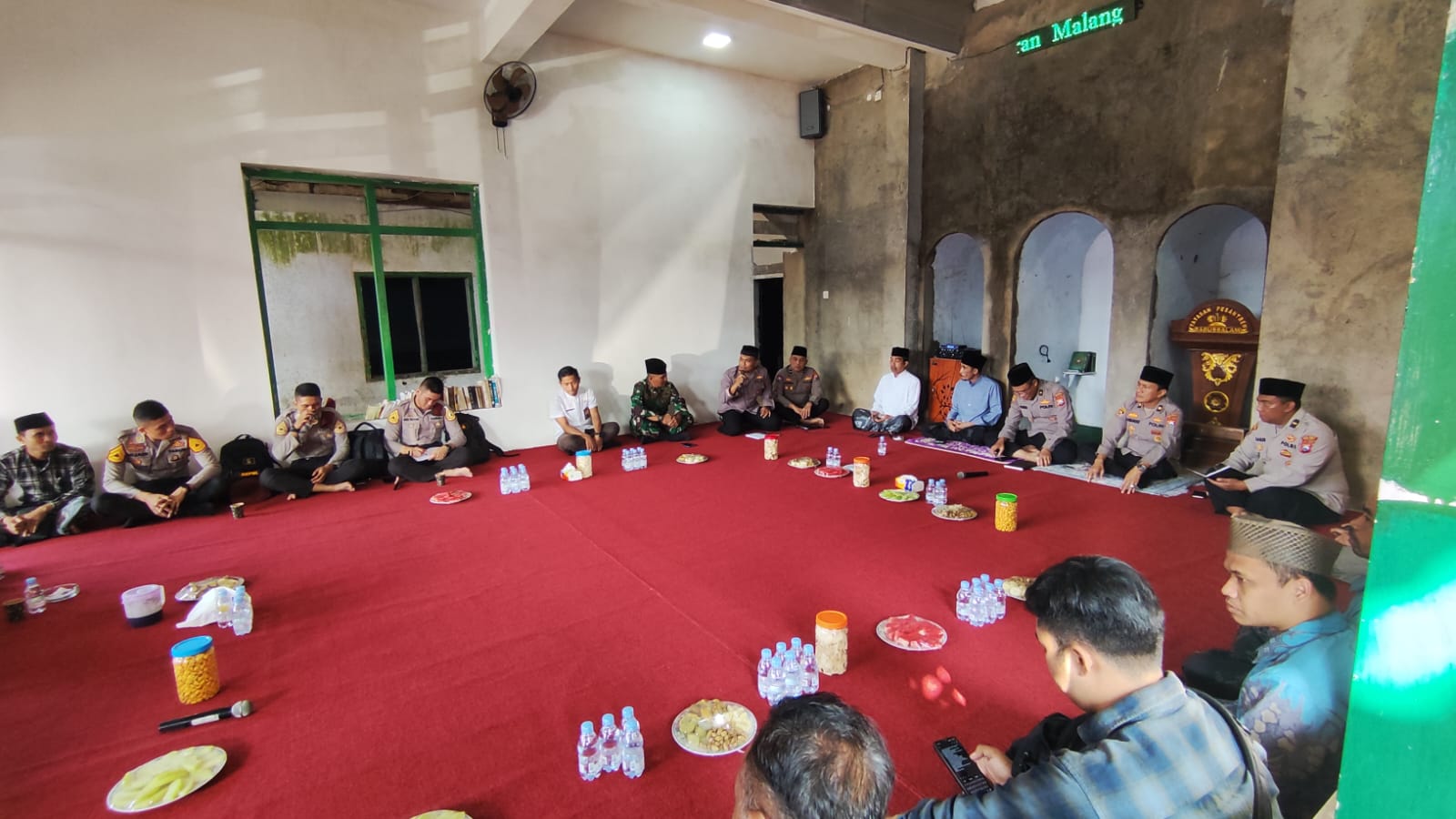 SERAP ASPIRASI: Aparat kepolisian bersama tokoh masyarakat dan guru menghadiri Forum Jumat Curhat di Ponpes Babussalam, Desa Banjarejo, Kecamatan Pagelaran, kemarin.
