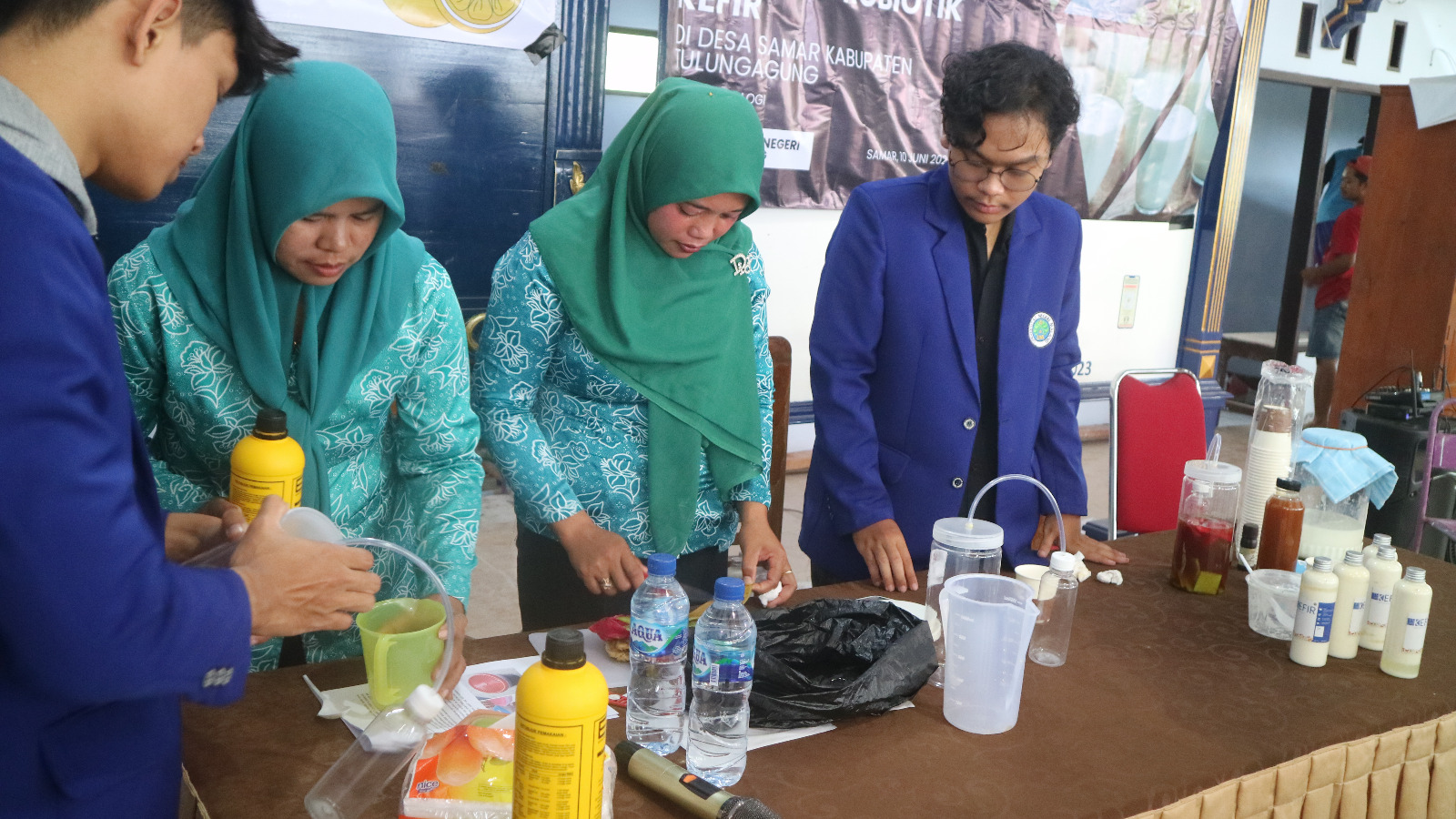 PEDULI: Tim Pengabdian Masyarakat Bioteknologi FMIPA UM melatih ibu-ibu PKK Desa Samar, Pagerwojo, Tulungagung.