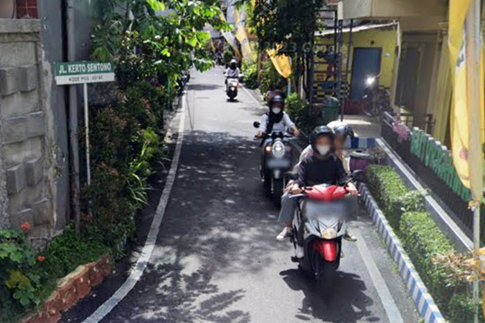 Jalan Kertosentono Lowokwaru Kota Malang.  Di keramaian, pelaku begal payudara memangsa mahasiswi yang jogging.